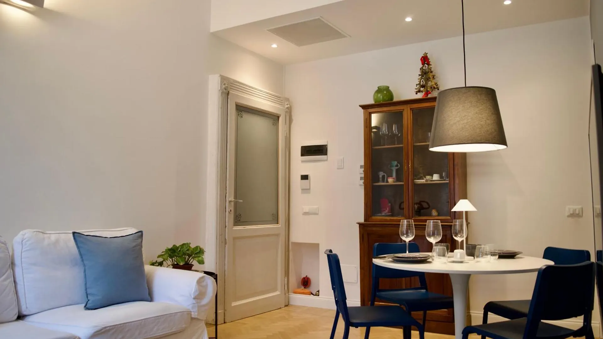 Luxury Suite Milano 0*, Milan Italy